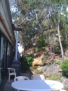 stilleven van rotspartij en gebouw