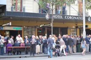 En hop, allemaal de pub in